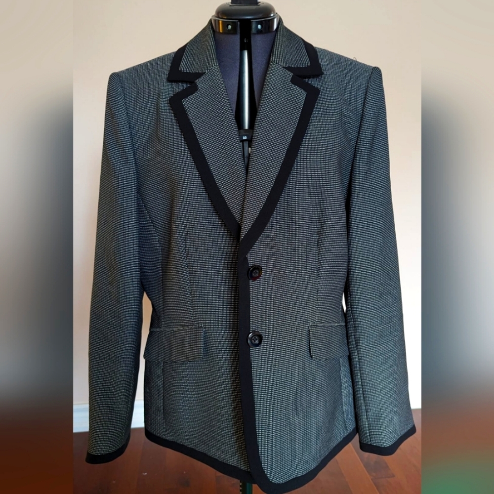 Tahari sz 14 suit